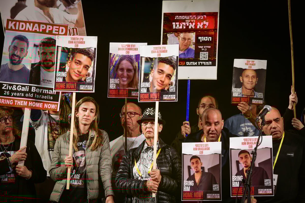משפחות החטופים צעדו לבסיס הקריה; "הם נרצחים בדם קר"
