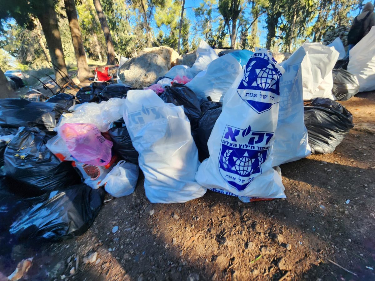 שקיות זק"א מלאות אשפה מאלפי החוגגים בקבר מתתיהו