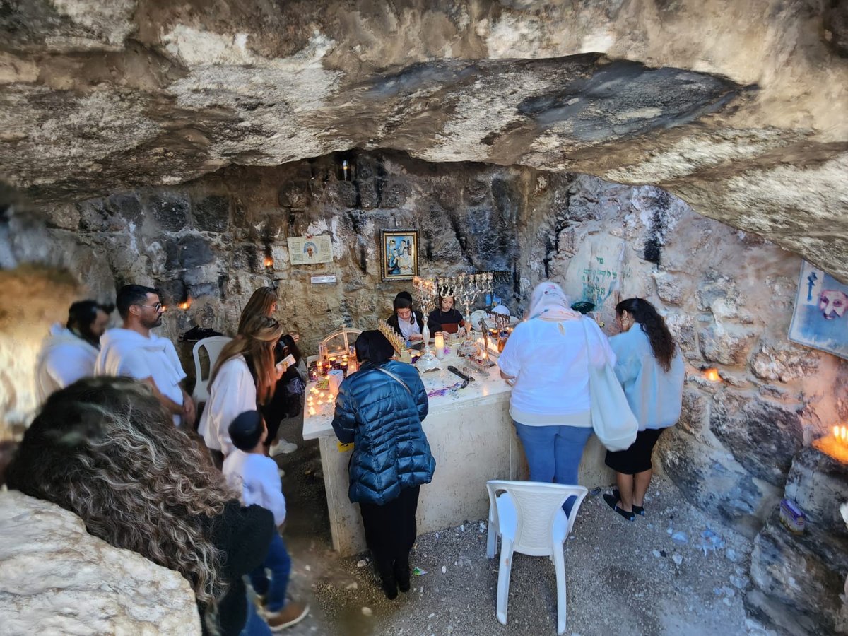 מתפללים ומתפללות בקבר מתתיהו זאת חנוכה תשפ"ד