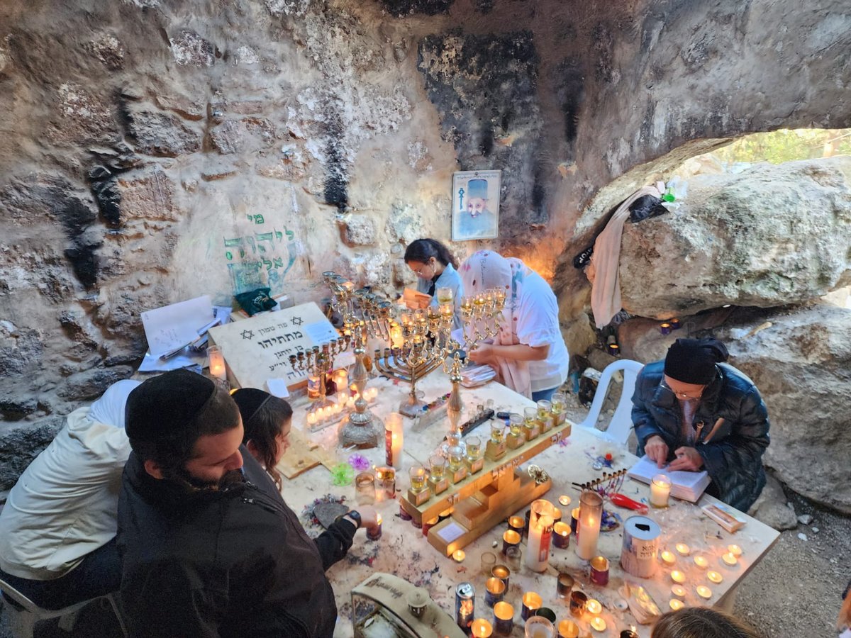 מתפללים ומתפללות בקבר מתתיהו זאת חנוכה תשפ"ד