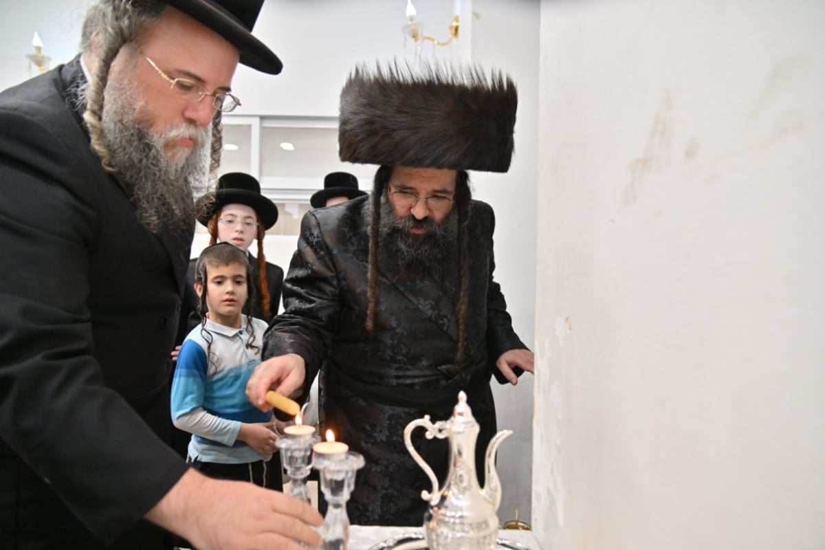 'זאת חנוכה' בחצר הקודש ראדושיץ | צפו בתיעוד