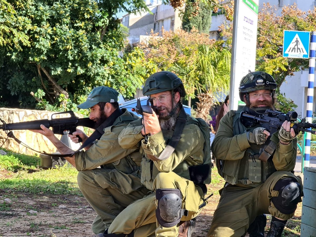 החיילים החרדים בתרגול צבאי ברחבי העיר