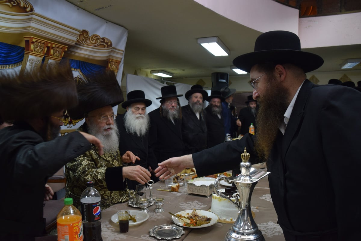 בהשתתפות המוני חסידים • בר מצווה בחצה"ק מישקולץ