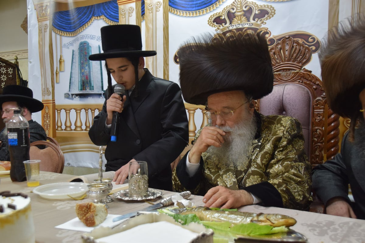 בהשתתפות המוני חסידים • בר מצווה בחצה"ק מישקולץ