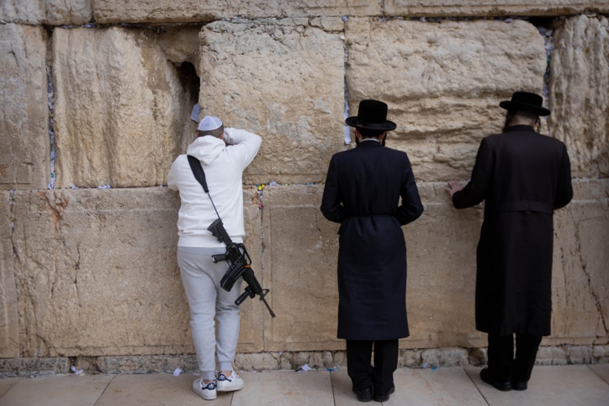 האם מי שאינו מתפלל על הזולת שנמצא בסכנה, עובר על איסור?