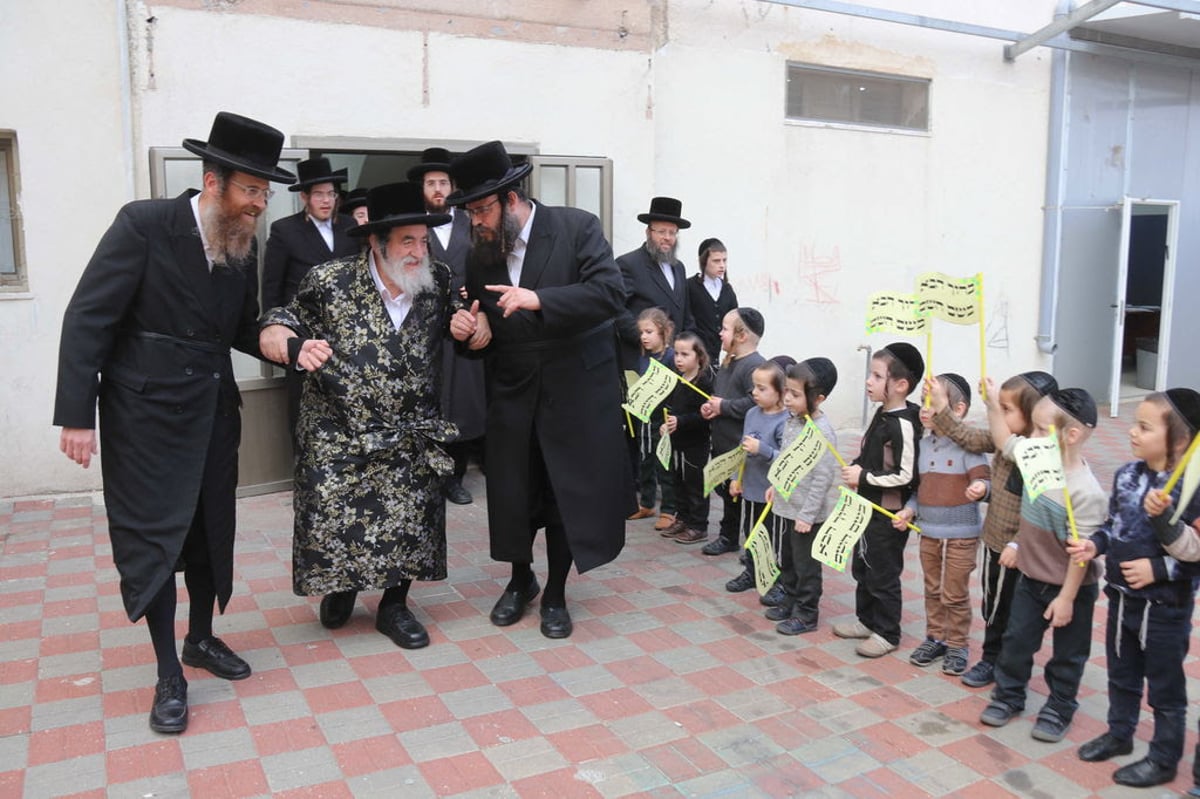 האדמו"ר מויז'ניץ במסע חיזוק היסטורי בחיפה | גלריה מרהיבה