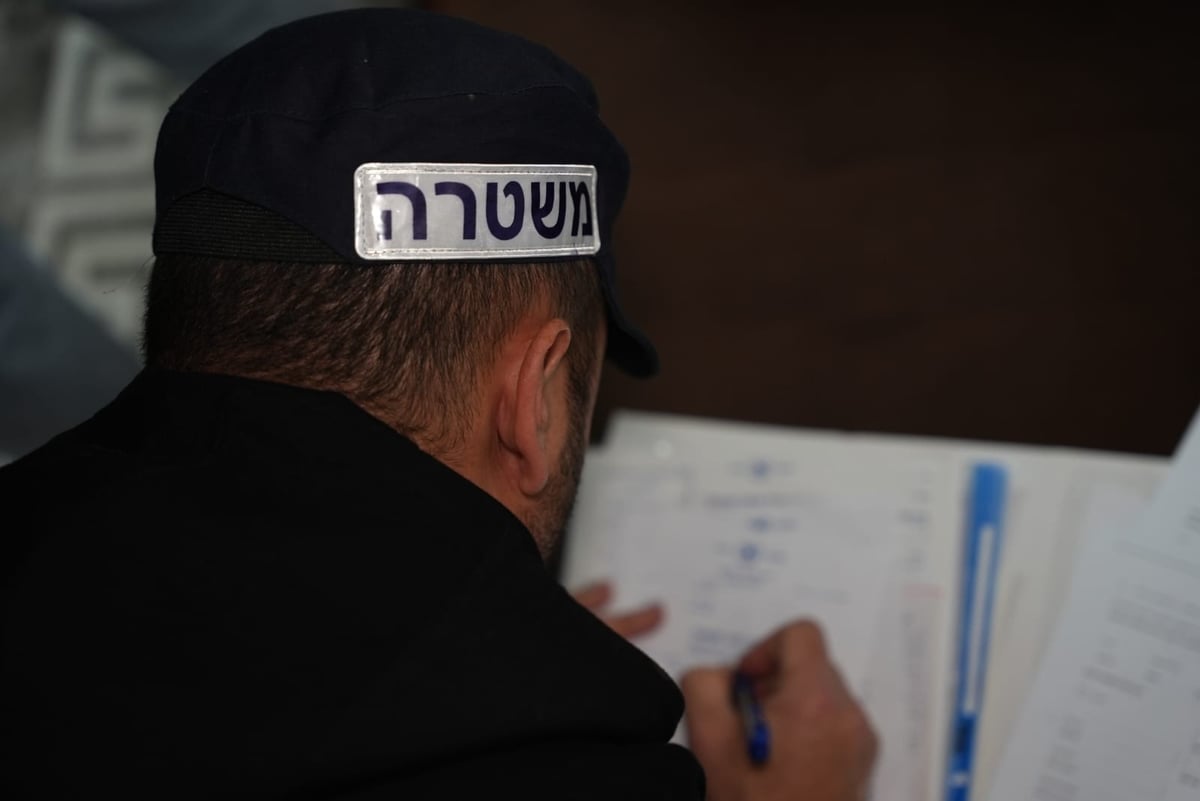 שני עצורים בחשד לסחיטה באיומים של בעל עסק | צפו בפשיטה