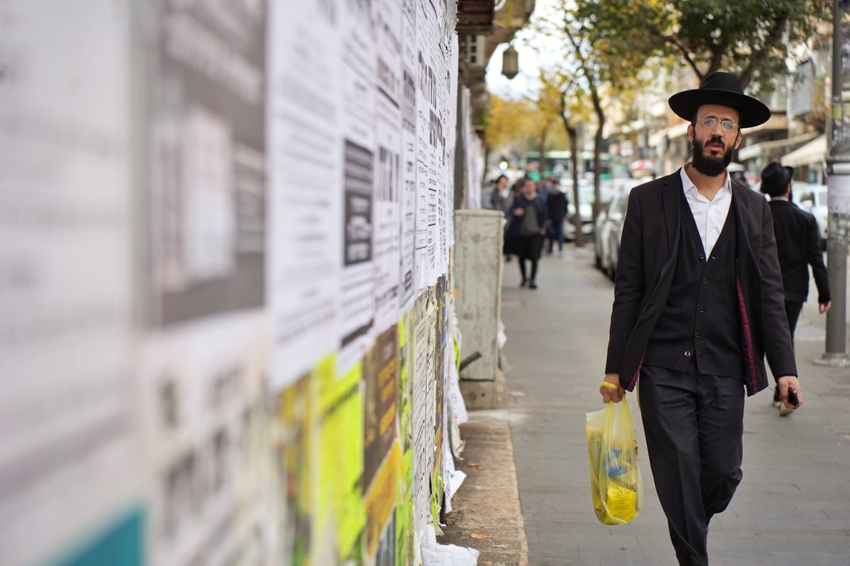 בדרך הביתה. לצד הקירות שהאגדה מספרת עליהן שהדבק של המודעות מחזיקות את הקירות הישנים של המקום