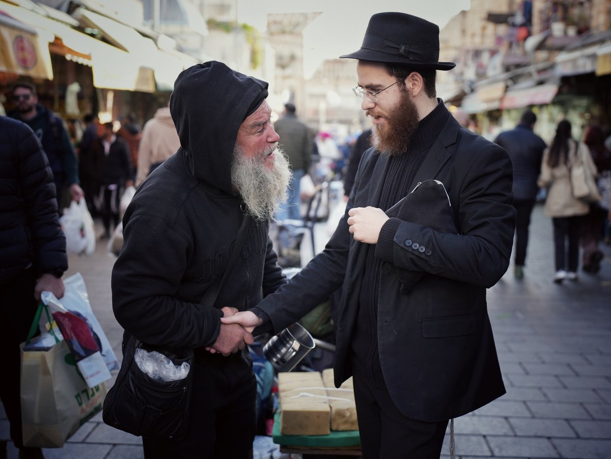 ששני יהודים לוחצים ידים דברים גדולים נפעלים בשמיים+