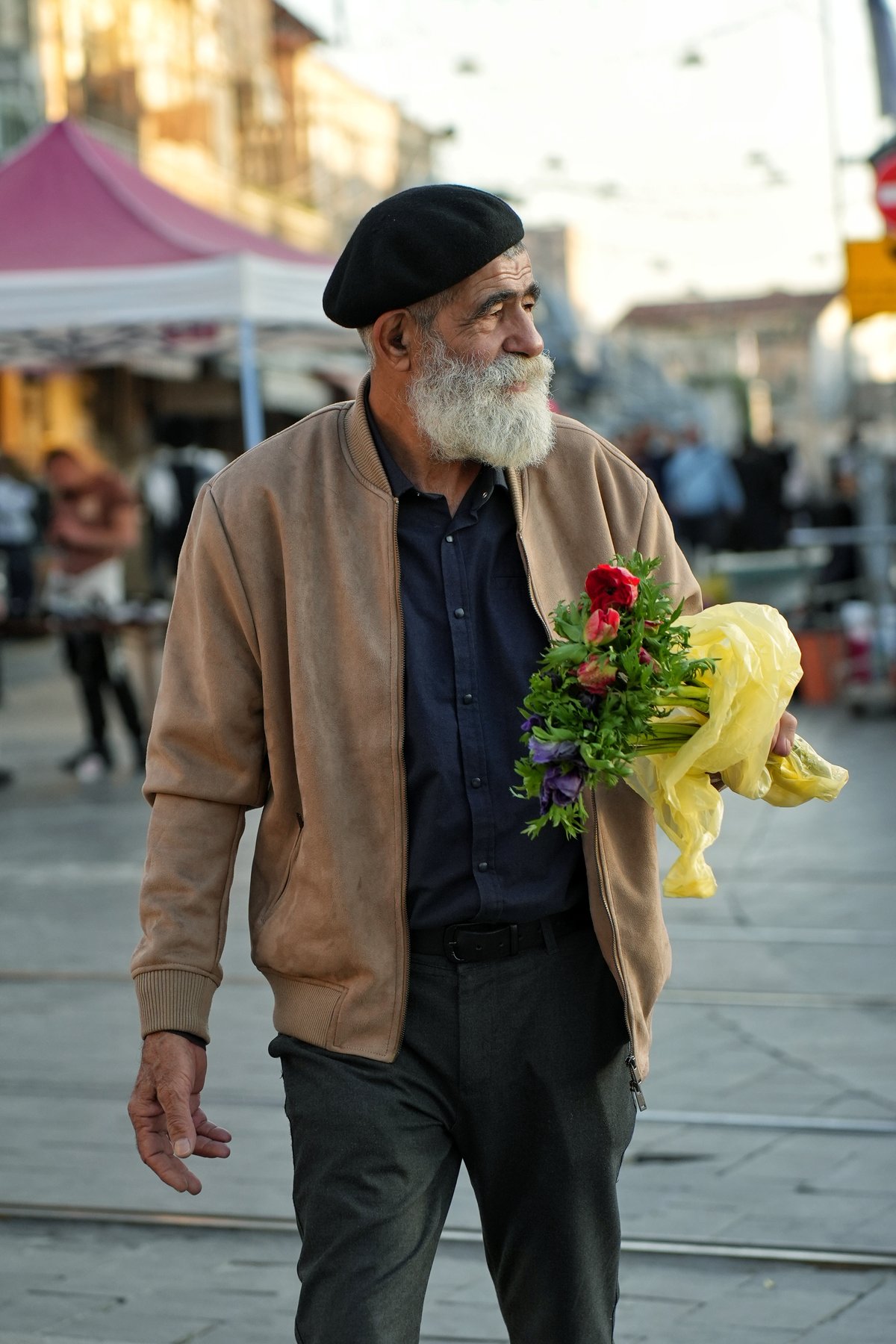 ואלו שקונים פרחים