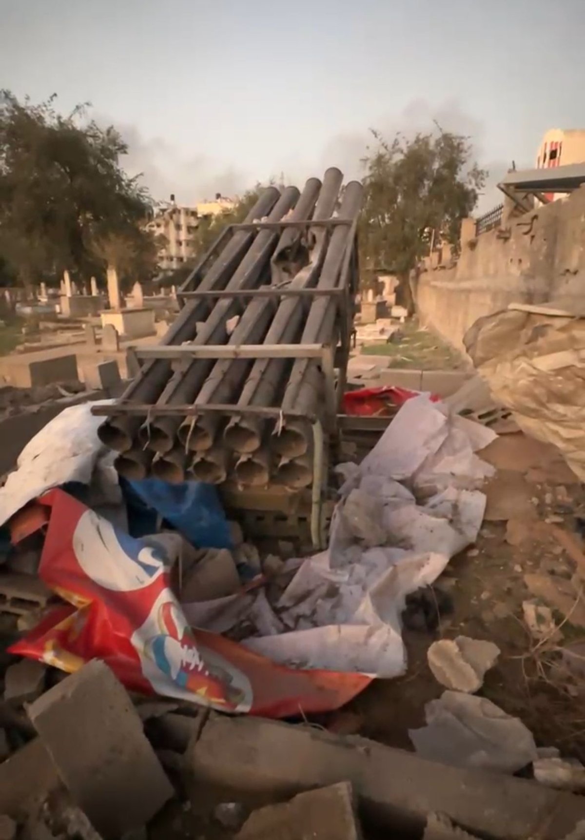בתוך בית קברות, בית ספר ומסגד: 700 משגרי רקטות הושמדו