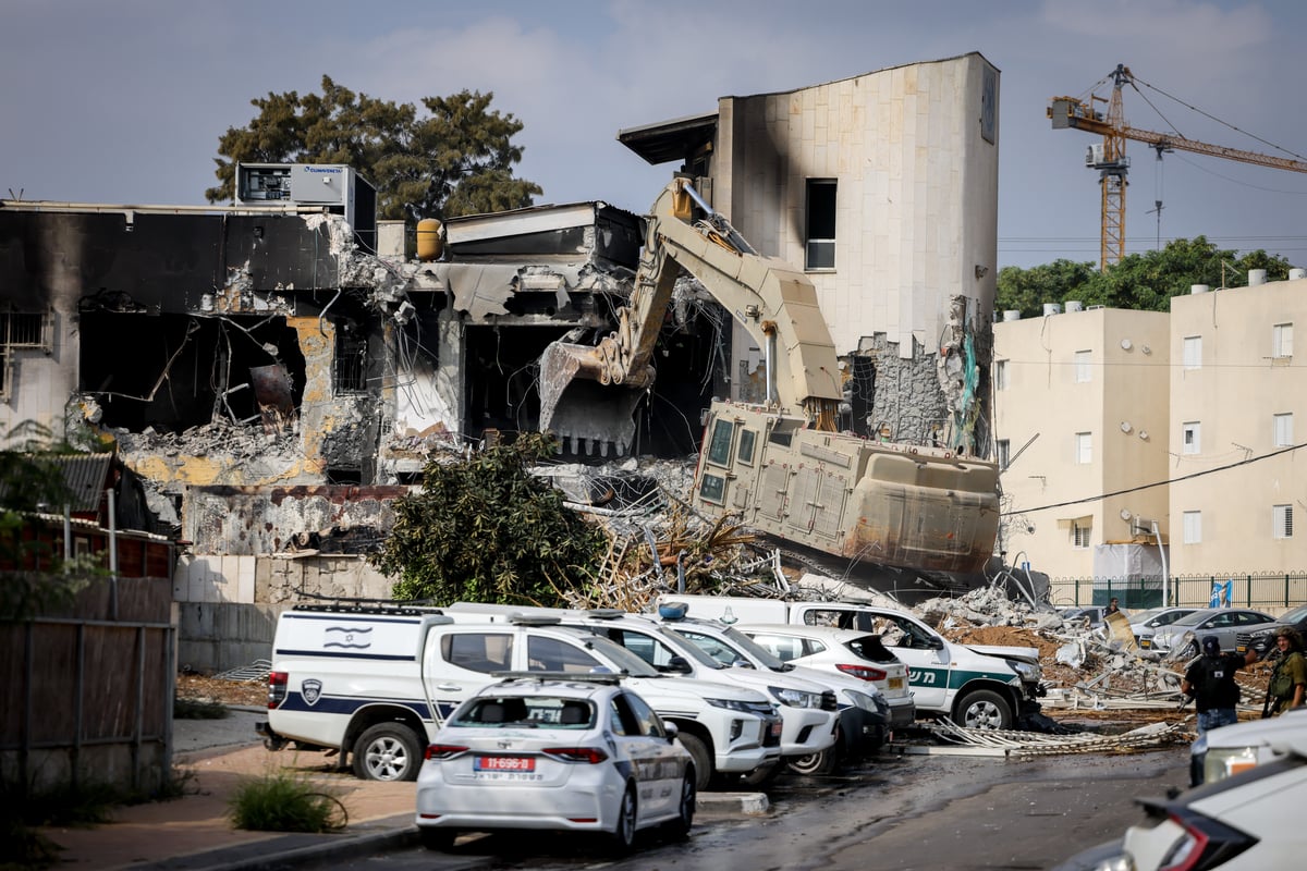 הורסים את תחנת המשטרה בשדרות בה התבצרו מחבלים