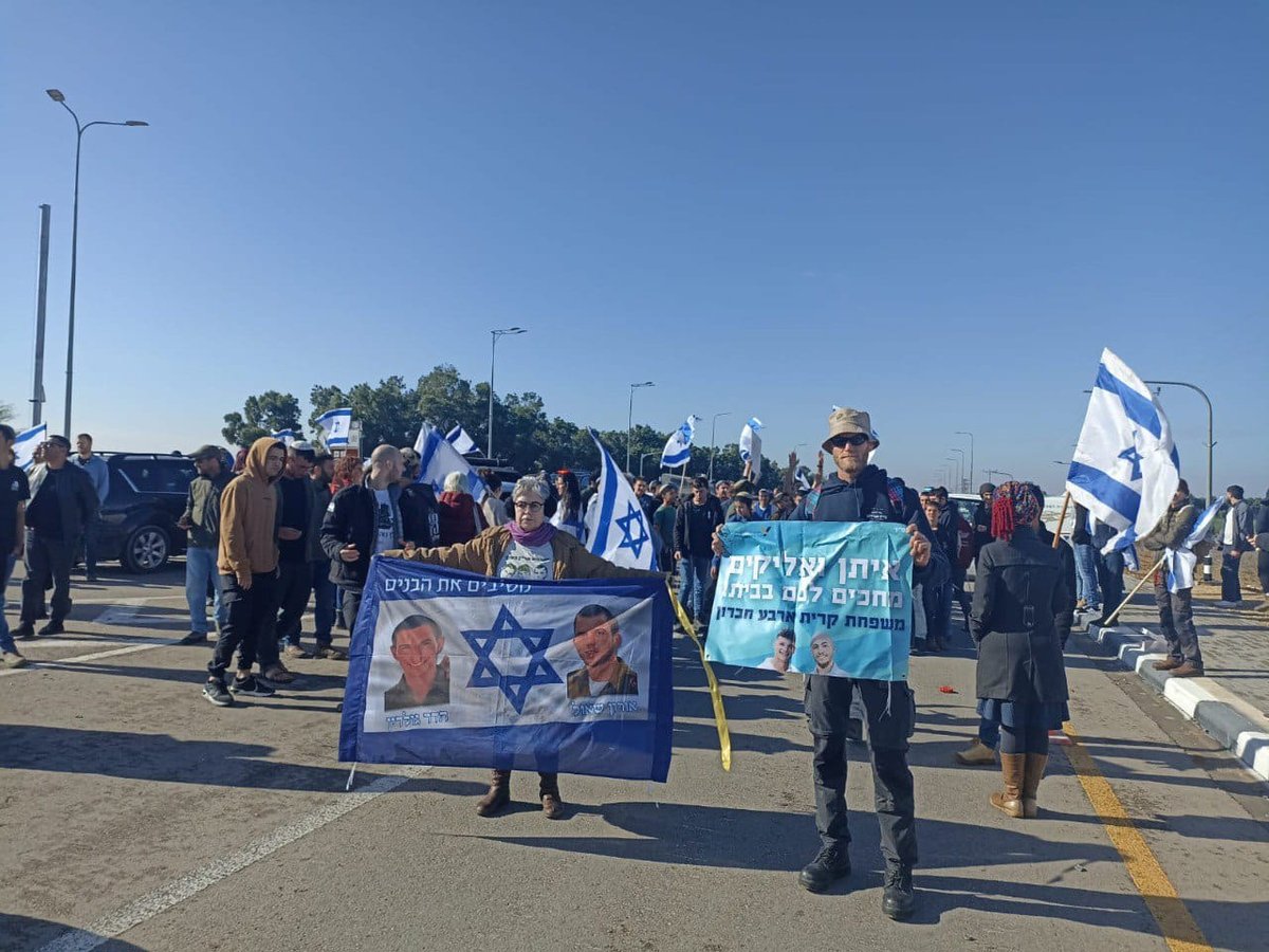 בני משפחות החטופים בחסימת הכבישים