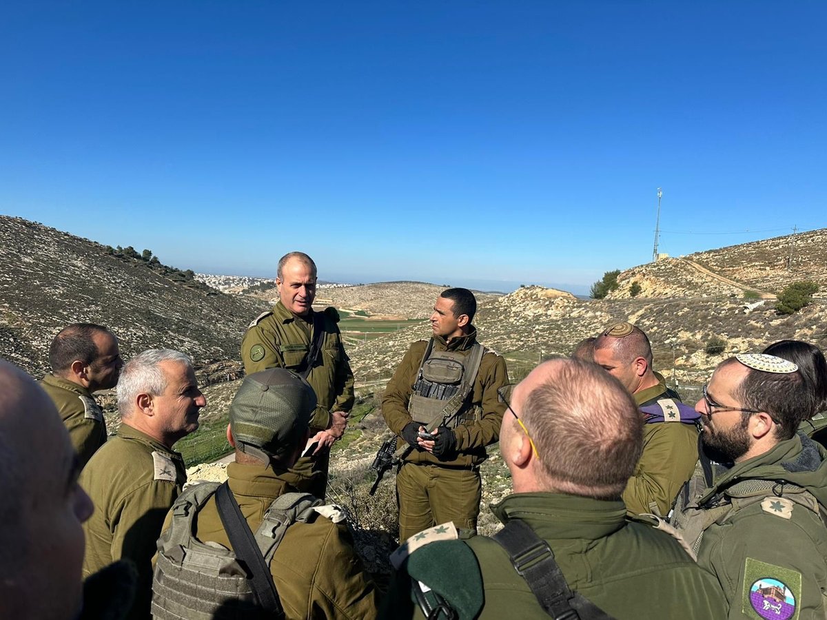 אלוף יהודה פוקס ואלוף-משנה ישי רוזיליו בהערכת מצב