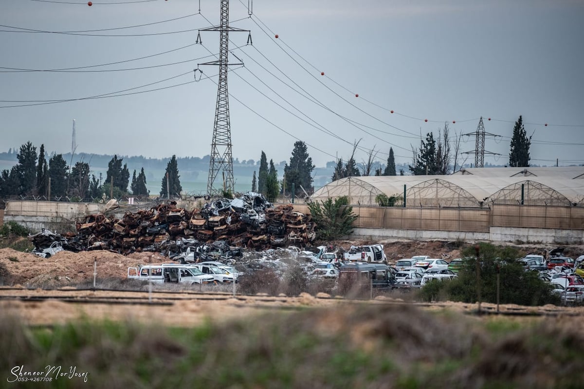 מגרש הרכבים שנהרסו בטבח הנורא. כל רכב עובר 'זיכוי' על ידי זק"א, משטרה ועוד