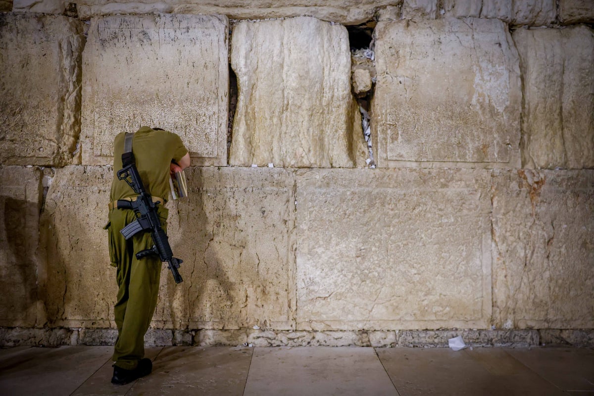 חייל מתפלל בכותל