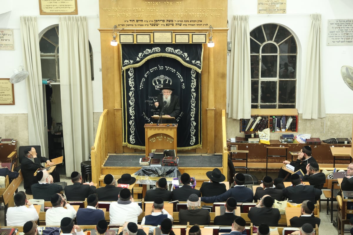 המשגיח רבי אורי ויסבלום בשיחת מוסר במיר