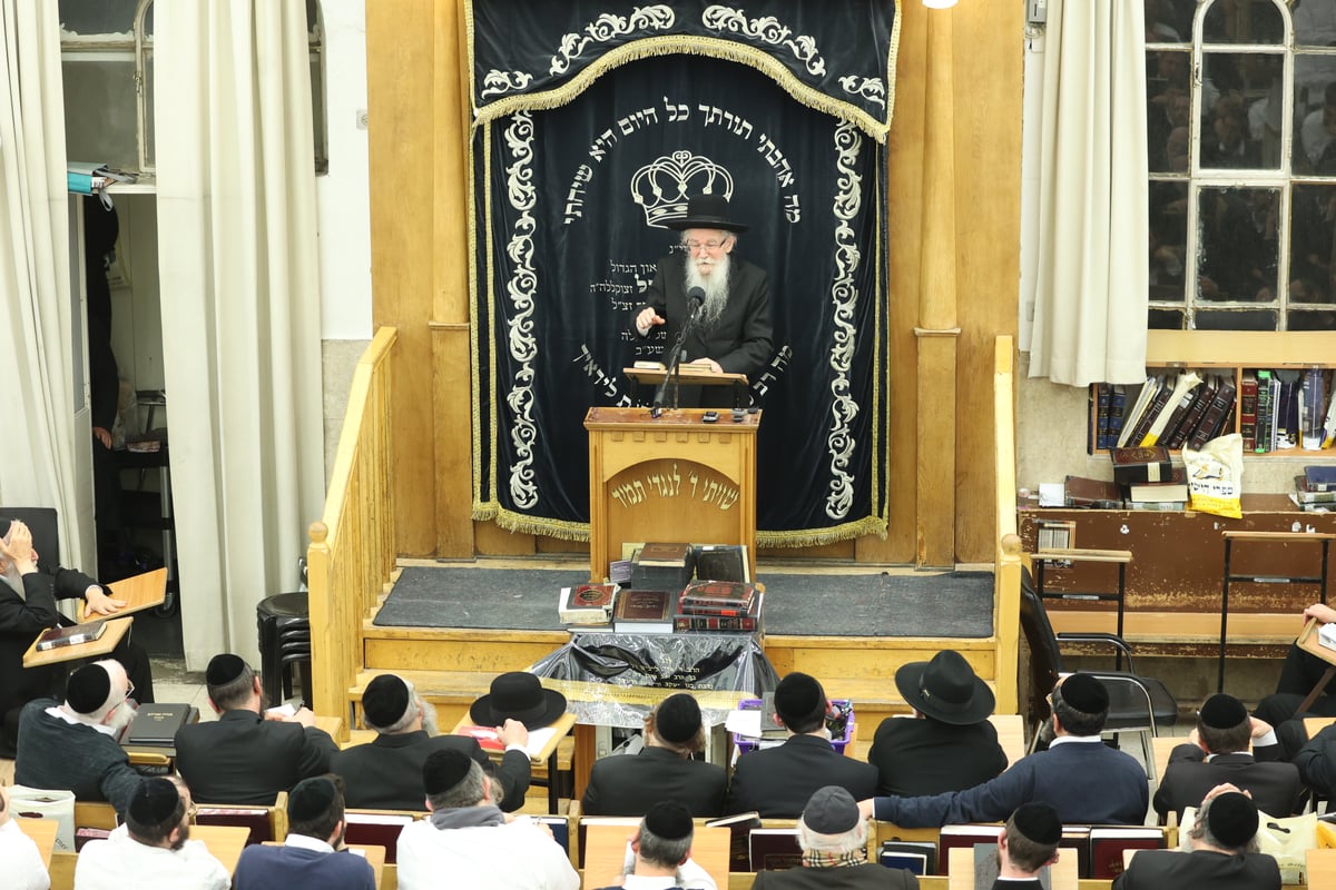 המשגיח רבי אורי ויסבלום בשיחת מוסר במיר