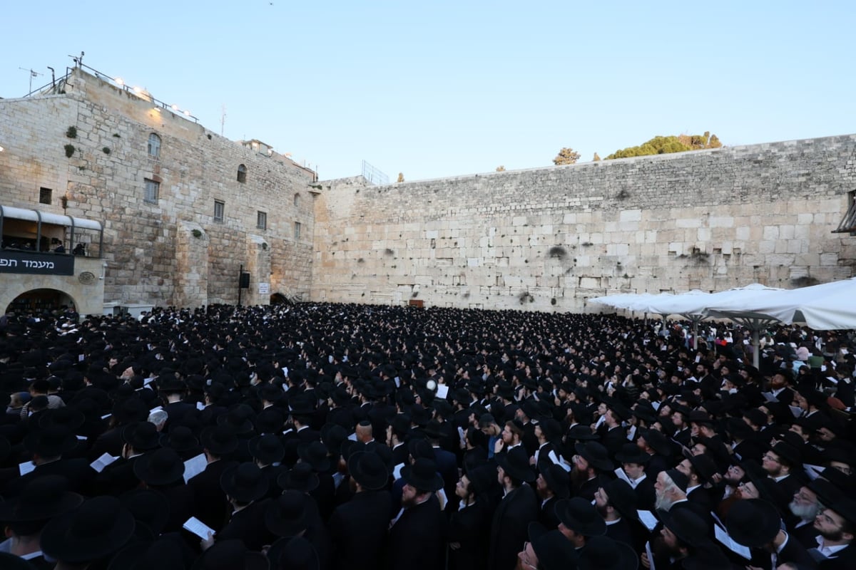 תיעוד מרגש: רבבות בעצרת ענק ליד הכותל להצלחת המלחמה