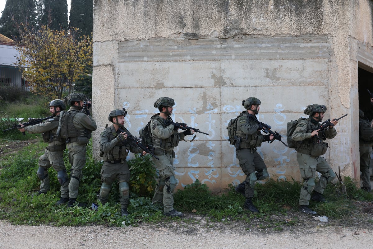 חיילי מילואים של יחידת דבורה במהלך אימון בגבול הצפון