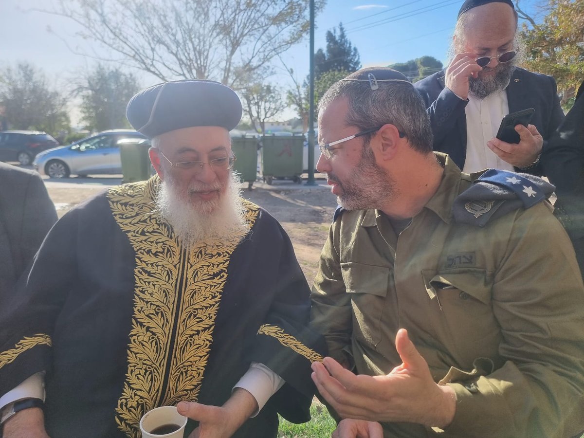 חיזוק בשטחי הכינוס: הראשון לציון הגאון רבי שלמה משה עמאר ביקר את הלוחמים בדרום