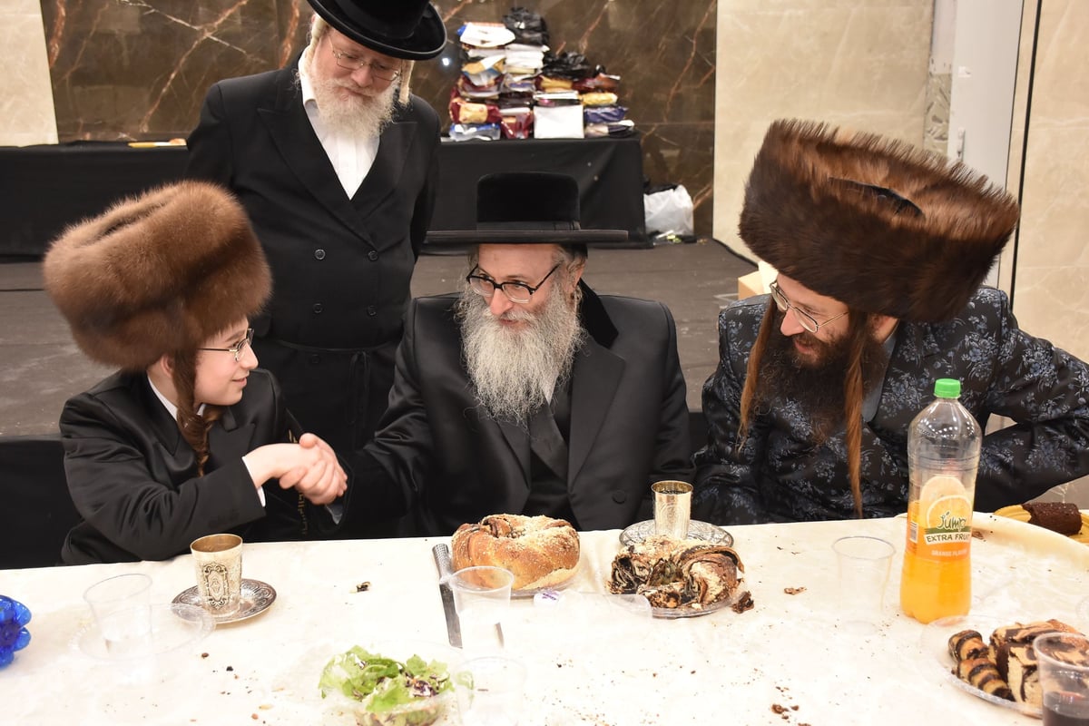 המונים בשמחת הבר מצוה בחצר ספינקא גני גד | צפו