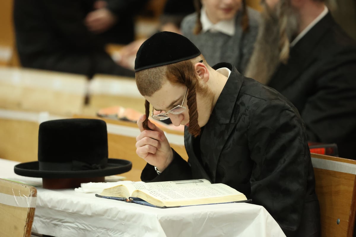 בראשות האדמו"ר - אלפים התכנסו במרכז החסידות בשכונת קטמון בירושלים