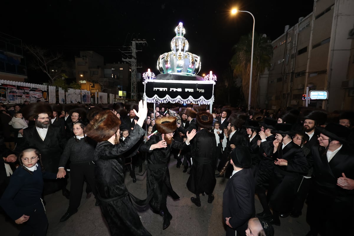 זקני הקהילה פיזזו בעוז לפני התורה ברחובה של עיר | גלריה