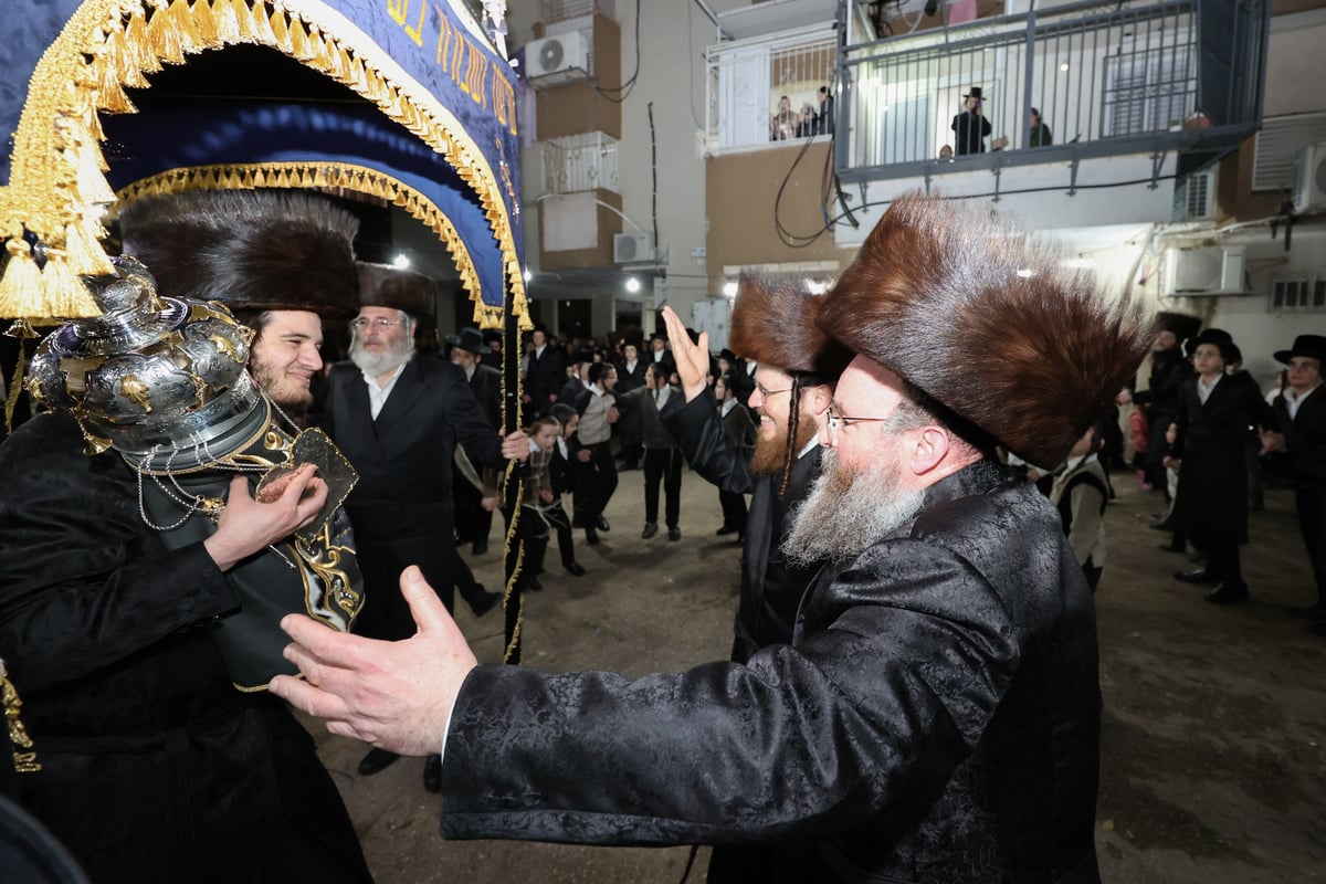 זקני הקהילה פיזזו בעוז לפני התורה ברחובה של עיר | גלריה