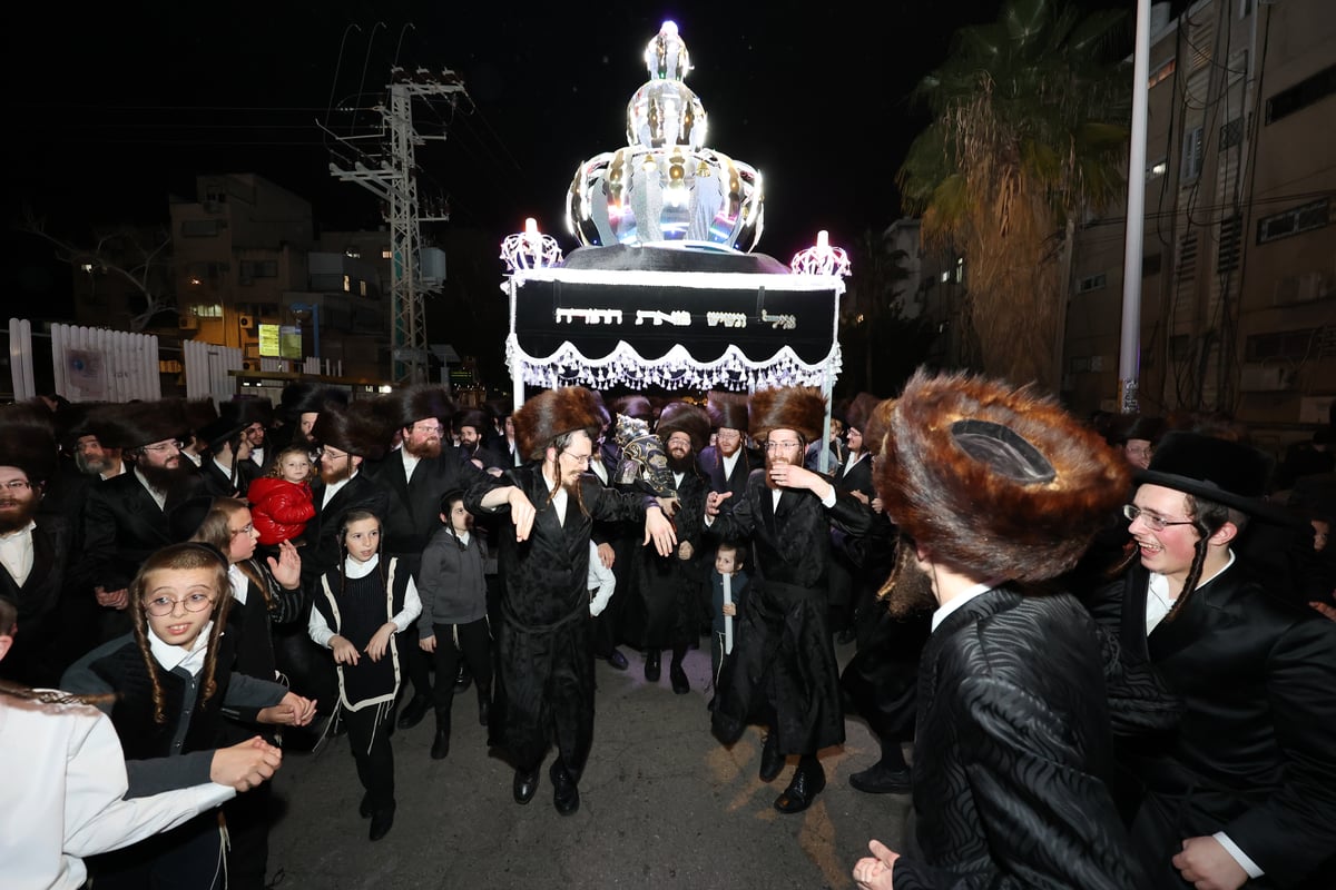 זקני הקהילה פיזזו בעוז לפני התורה ברחובה של עיר | גלריה