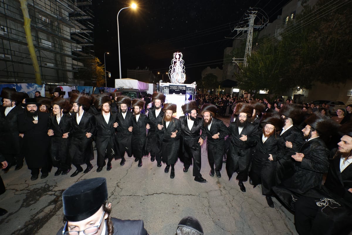 זקני הקהילה פיזזו בעוז לפני התורה ברחובה של עיר | גלריה