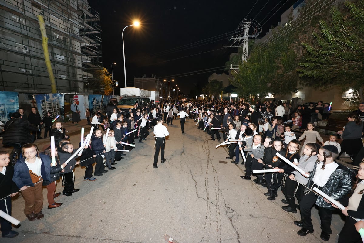 זקני הקהילה פיזזו בעוז לפני התורה ברחובה של עיר | גלריה