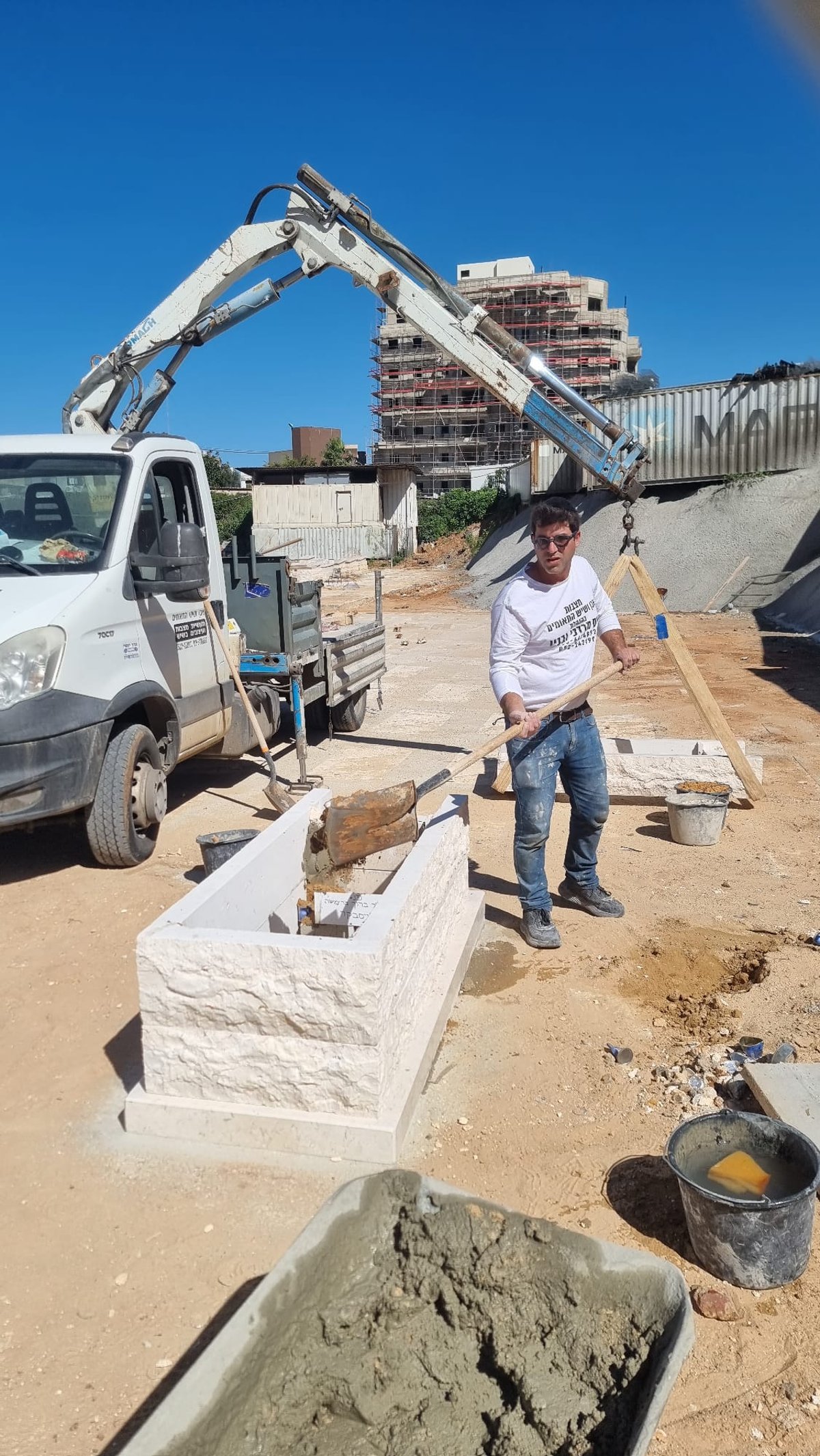 הקמת המצבה של הגאון רבי ברוך ויסבקר זצוק"ל