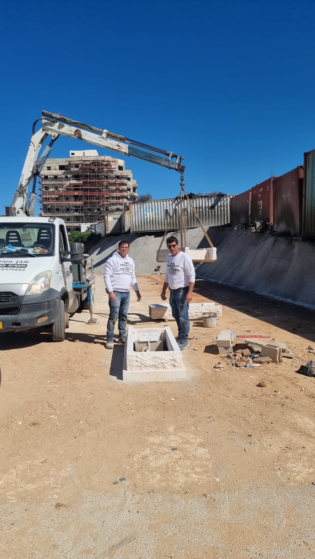 הקמת המצבה של הגאון רבי ברוך ויסבקר זצוק"ל