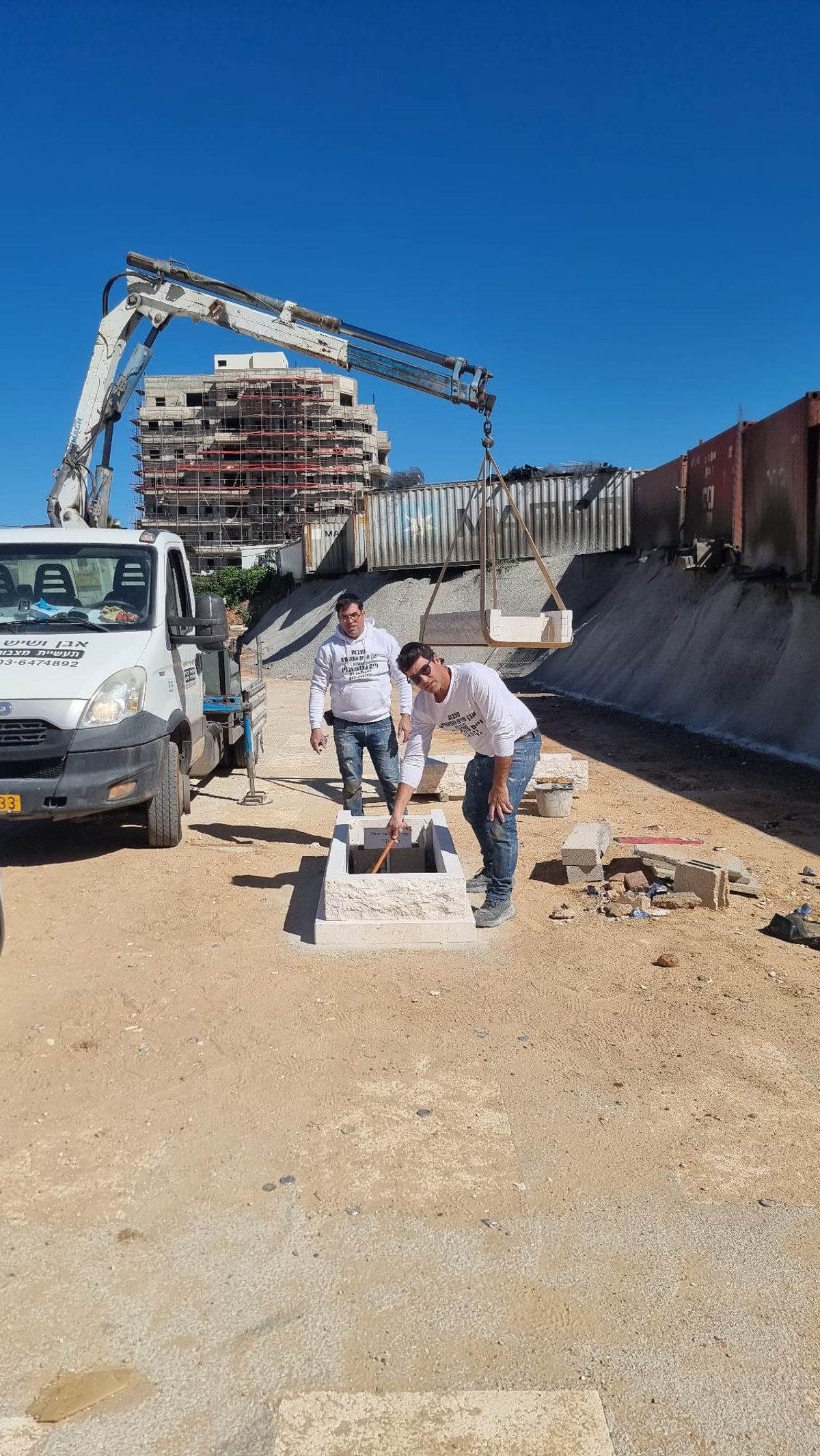 הקמת המצבה של הגאון רבי ברוך ויסבקר זצוק"ל