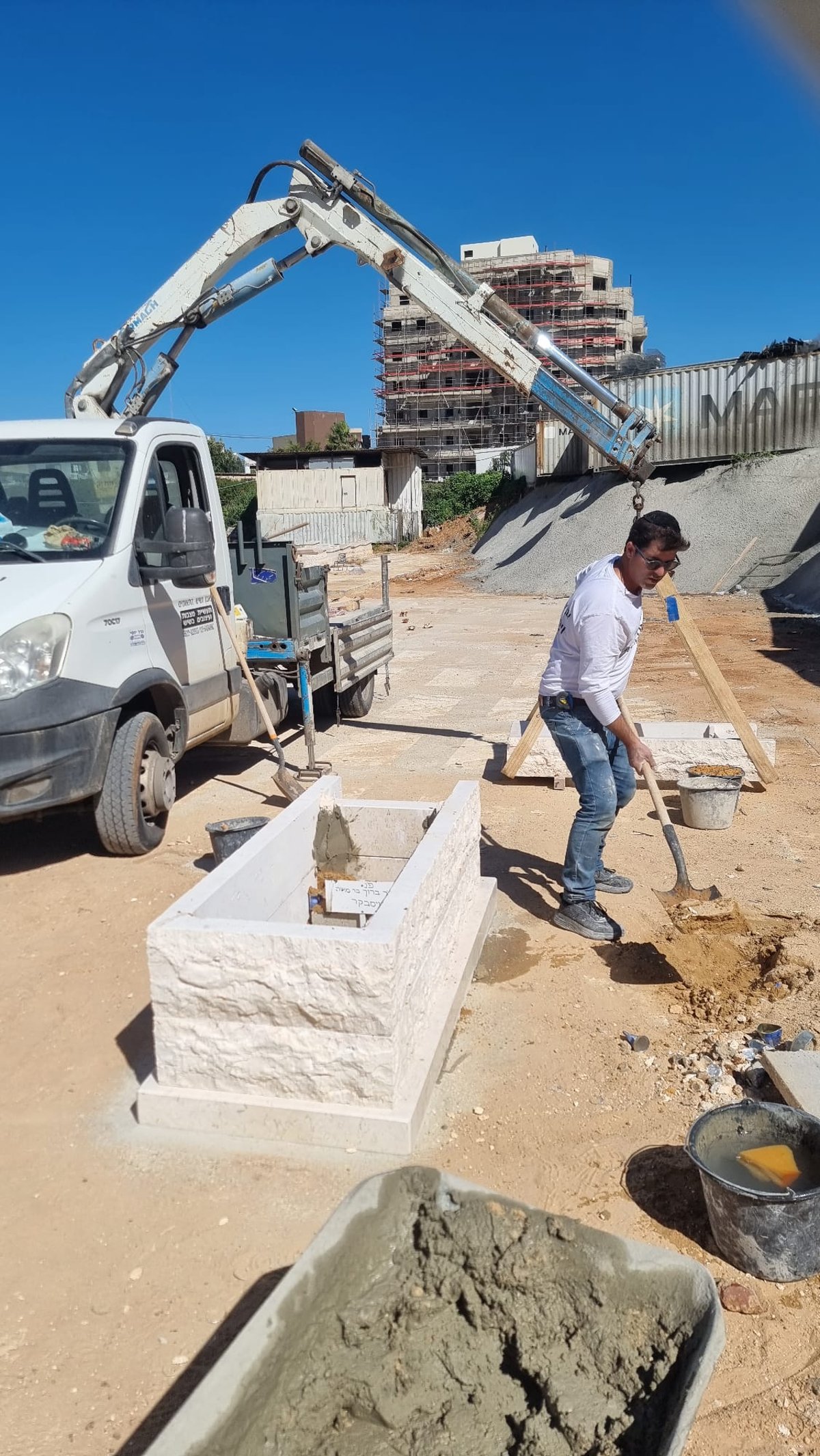 הקמת המצבה של הגאון רבי ברוך ויסבקר זצוק"ל