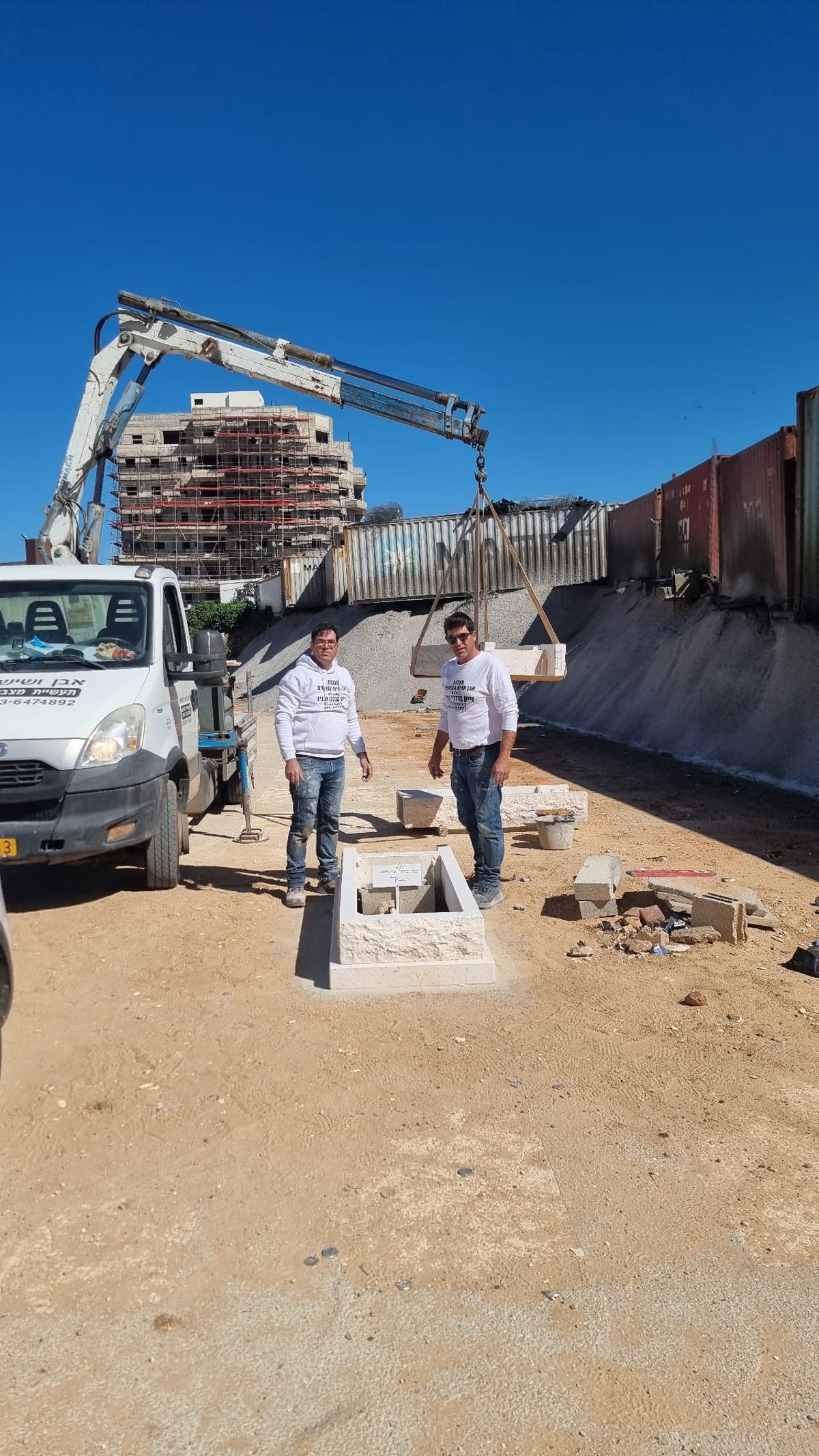 הקמת המצבה של הגאון רבי ברוך ויסבקר זצוק"ל