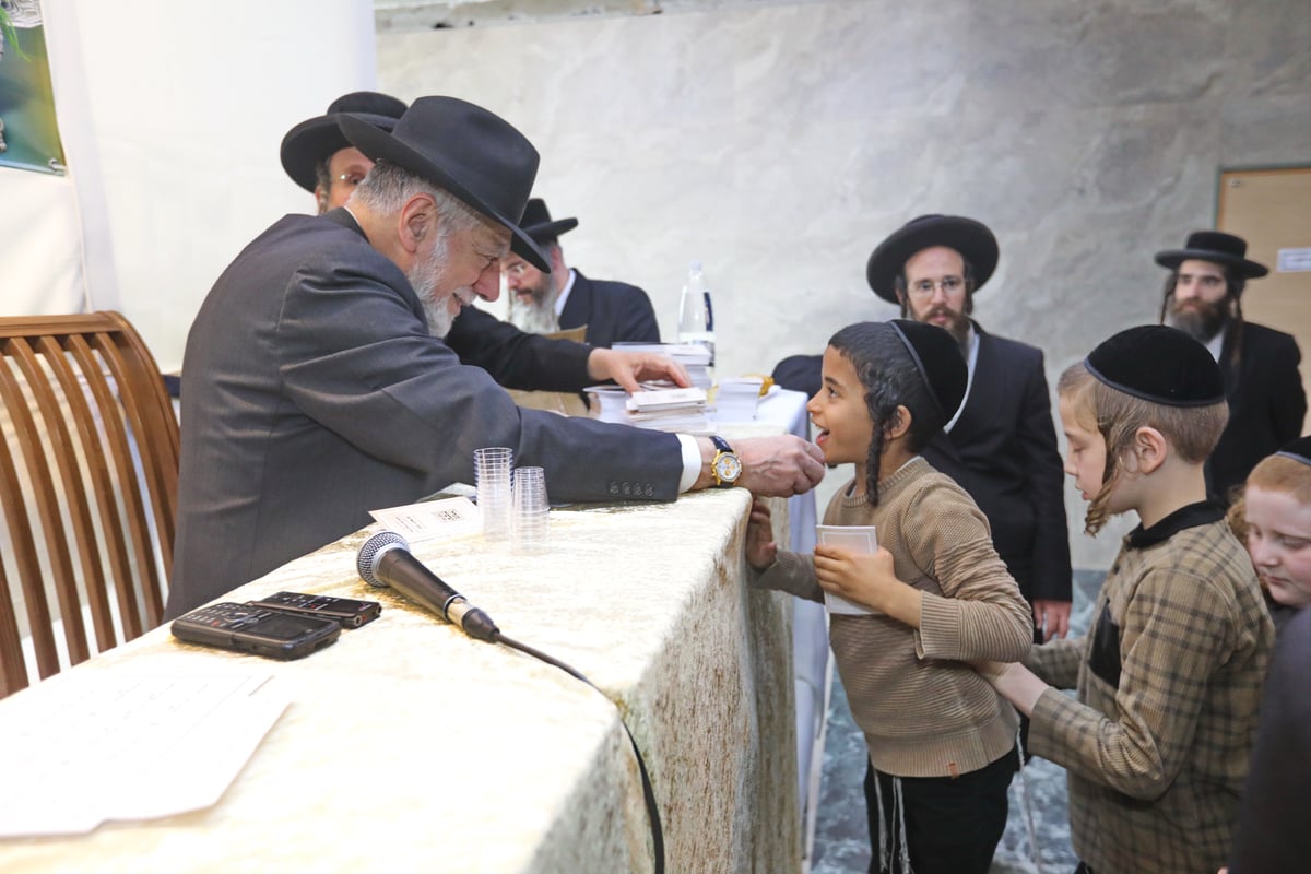 הנגיד ביקר בארץ, והתלמידים בראשות המקובל קידמו פניו בתודה | תיעוד