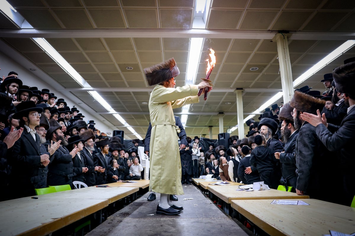 המשפיע החסידי הצית שלהבת אש קודש במירון | צפו