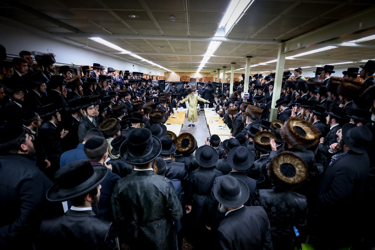 המשפיע החסידי הצית שלהבת אש קודש במירון | צפו