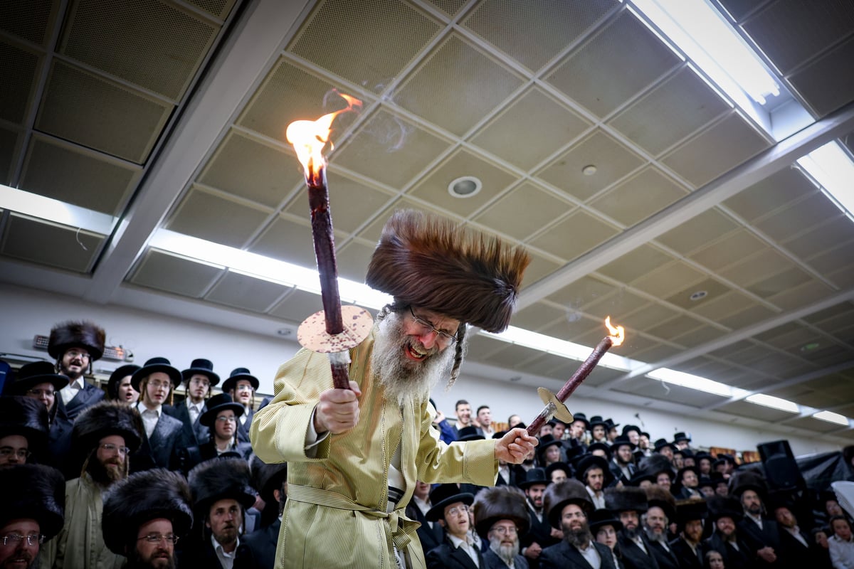 המשפיע החסידי הצית שלהבת אש קודש במירון | צפו