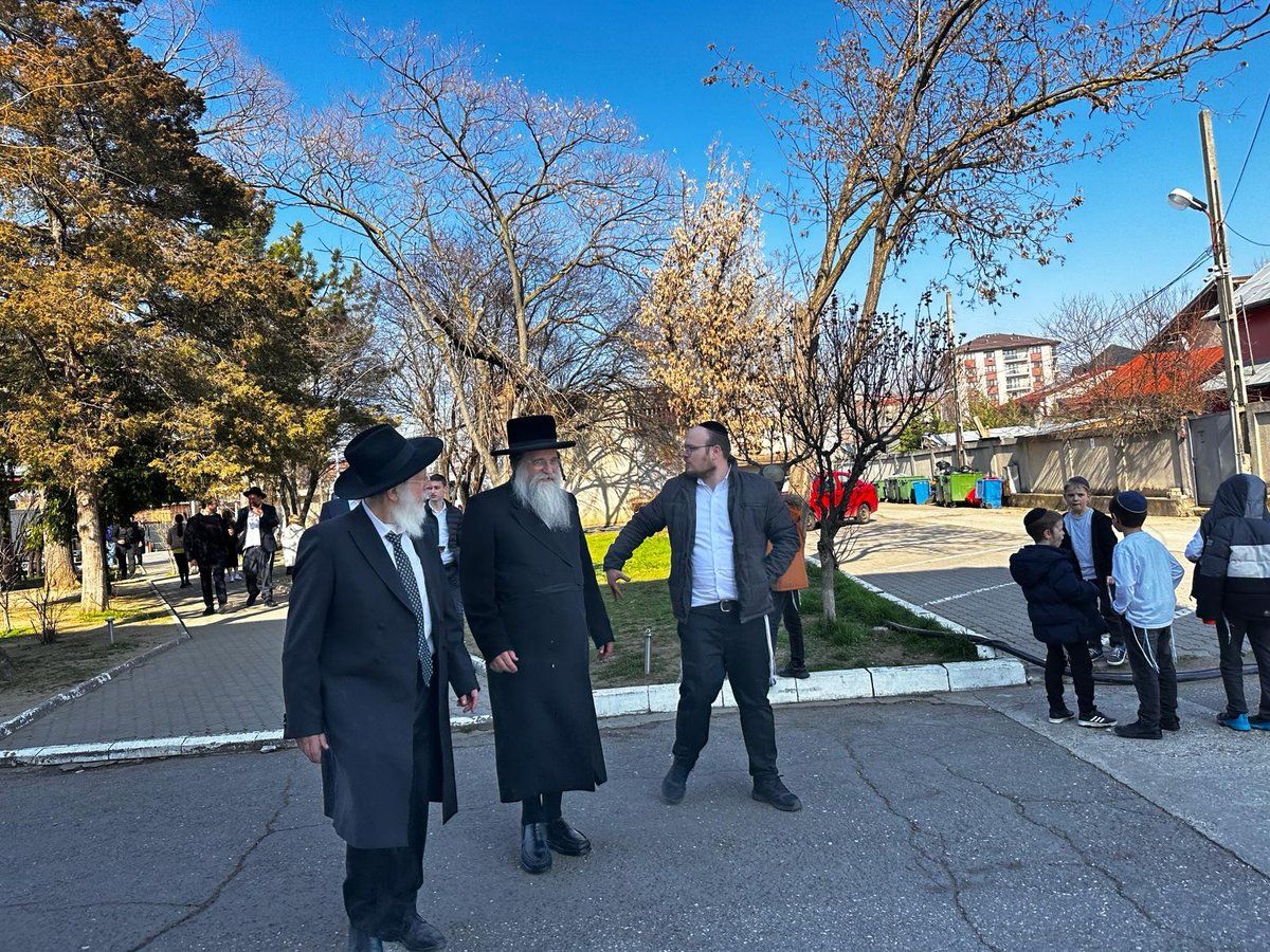 סיורו של גאב"ד אנטוורפן הגר"א שיף במאפיית המצות 'אנטווערפענע מצות' ברומניה