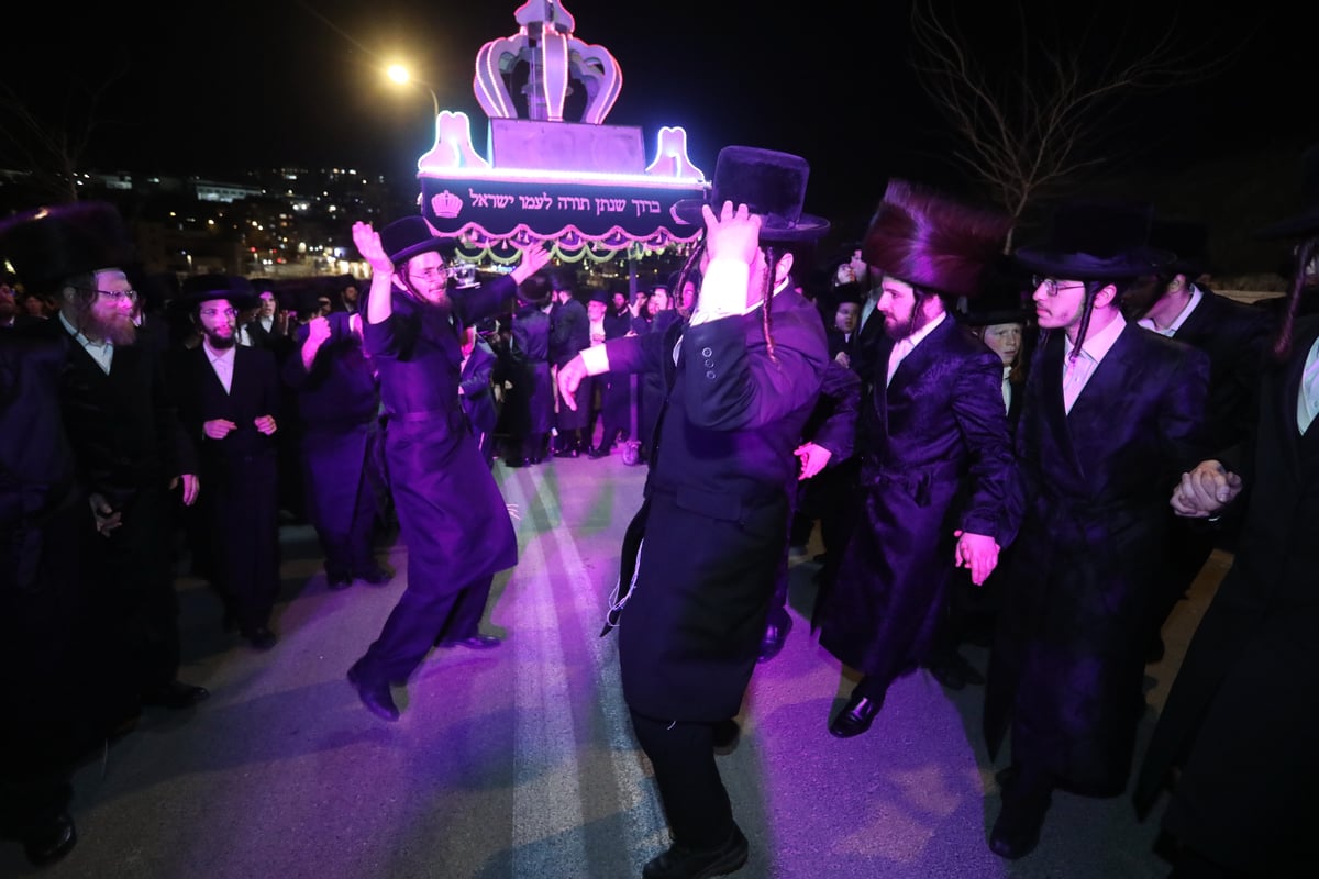 האדמו"ר פיזז ברחובה של עיר עם אחיו בהכנסת ס"ת לע"נ הוריו ז"ל | תיעוד