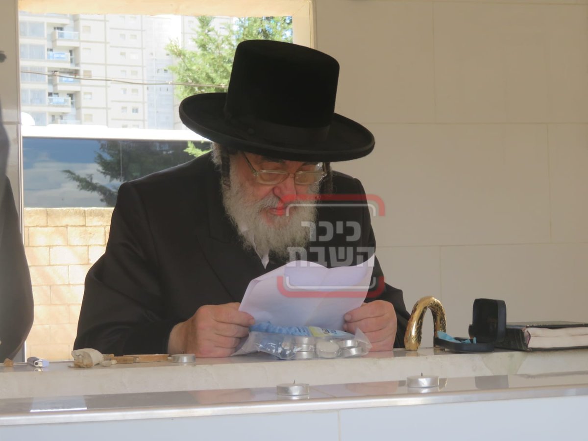 מה חיפש האדמו"ר בבית החיים בגפו יחידי בערב שבת?