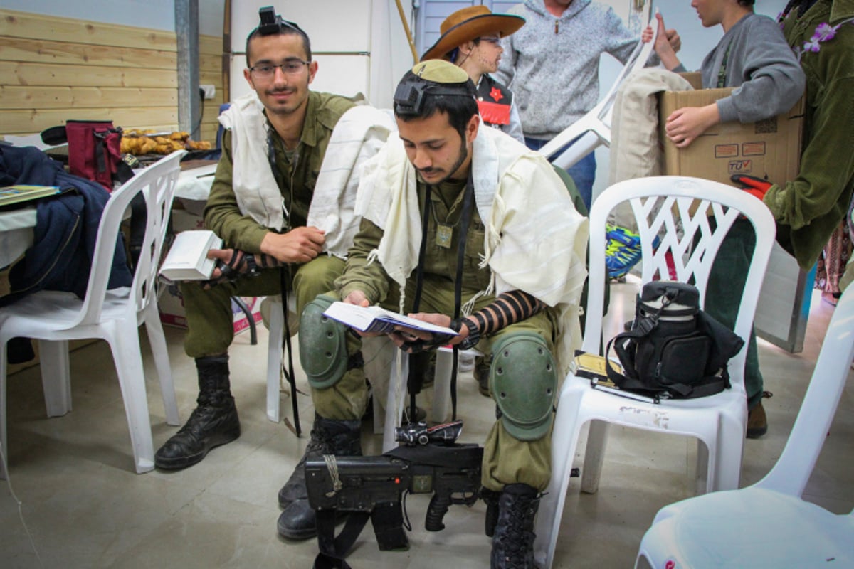 חיילי צה"ל בקריאת מגילה