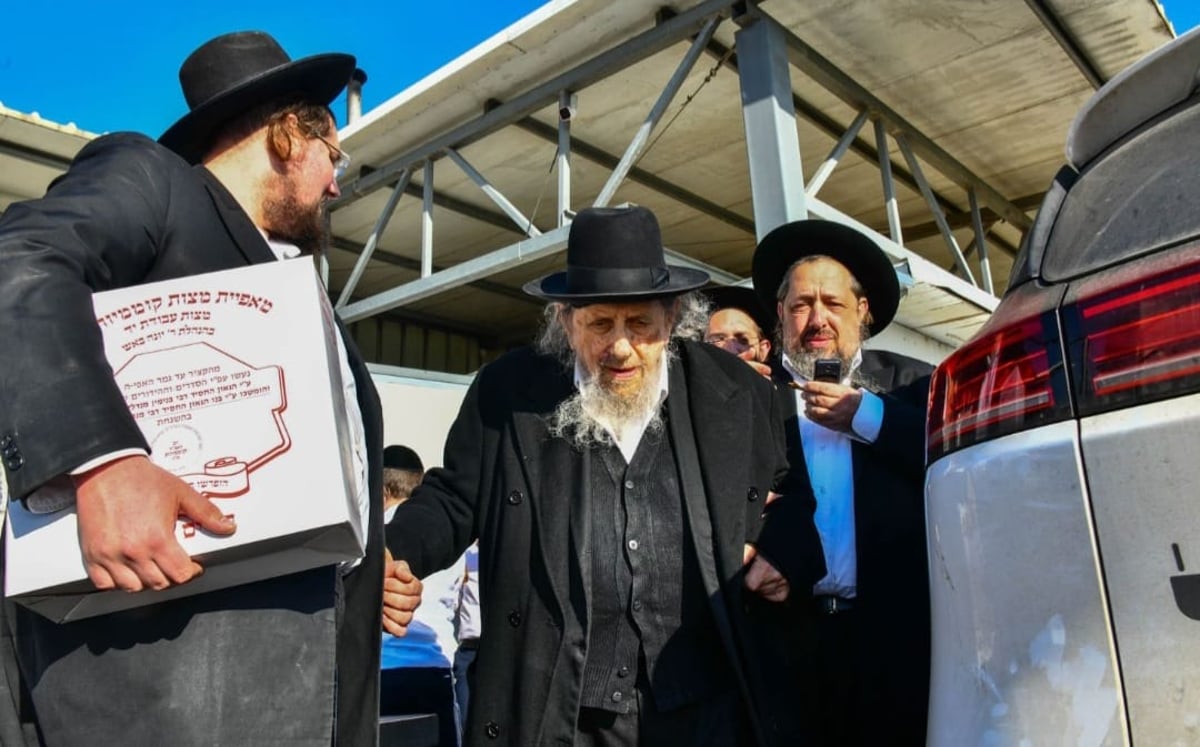 המקובל עירב את המים וחירר את המצות ברגש עז | תיעוד