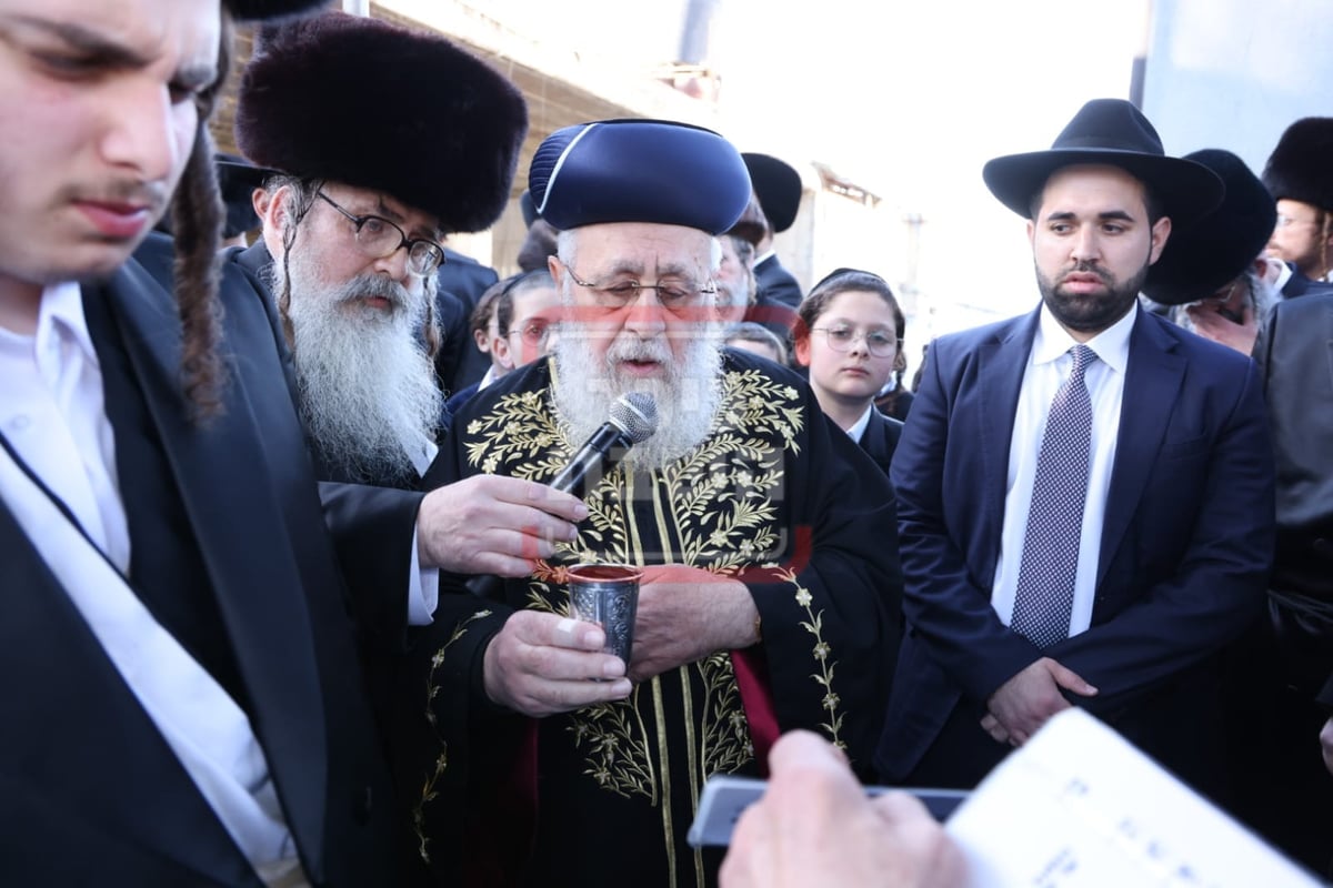 תיעוד מרהיב: אדמו"רי בני ברק בחופת גור - בבית המדרש הגדול בירושלים