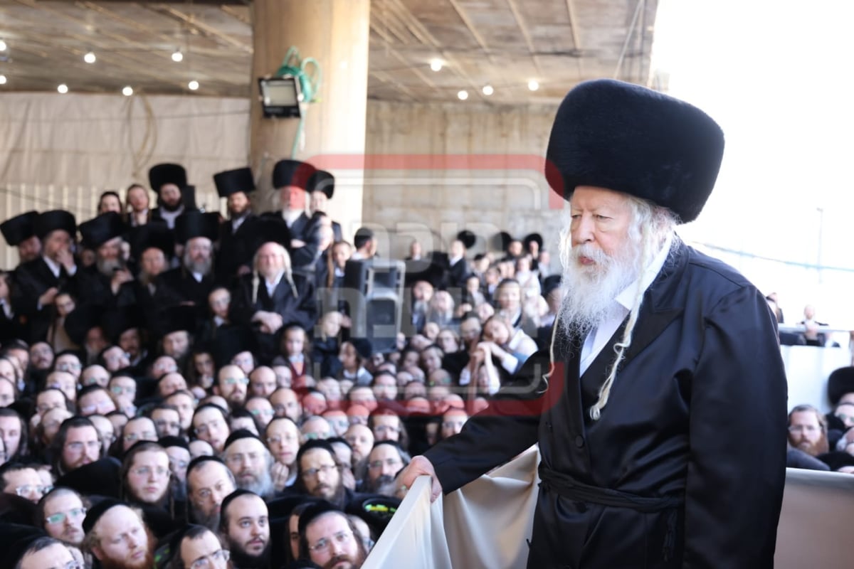 תיעוד מרהיב: אדמו"רי בני ברק בחופת גור - בבית המדרש הגדול בירושלים