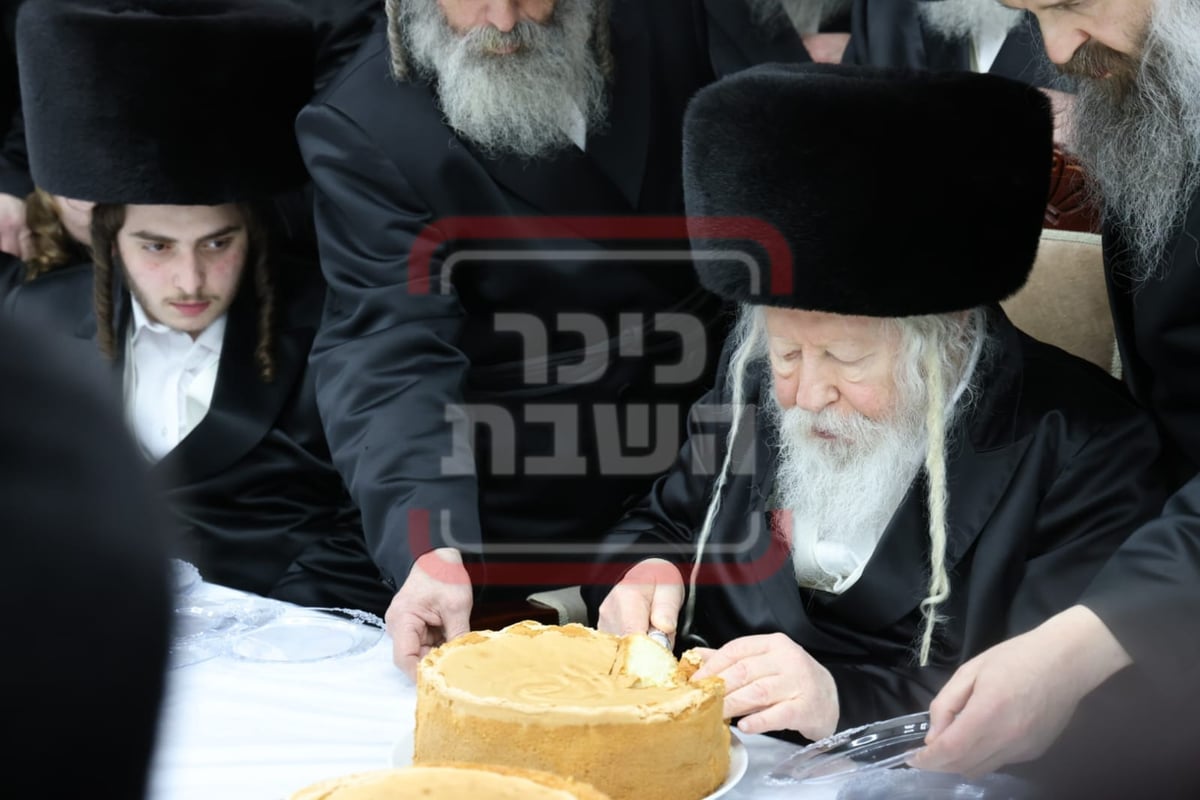 תיעוד מרהיב: אדמו"רי בני ברק בחופת גור - בבית המדרש הגדול בירושלים