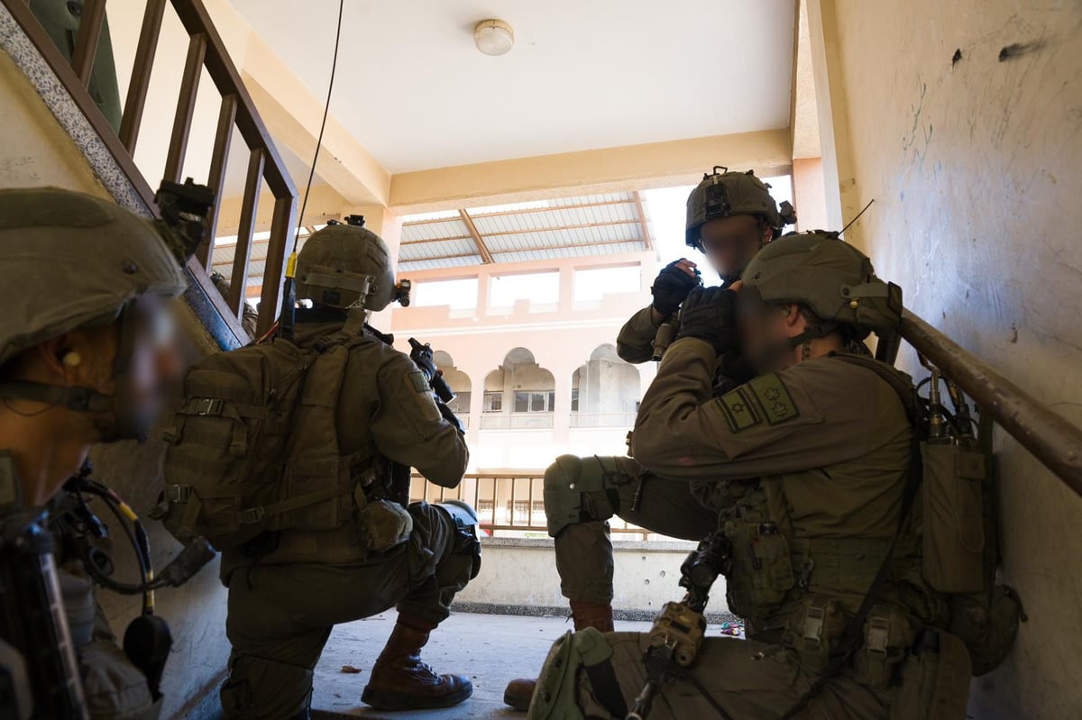 אש תופת: המחבלים מתבצרים בבניין, לוחמי הקומנדו פורצים